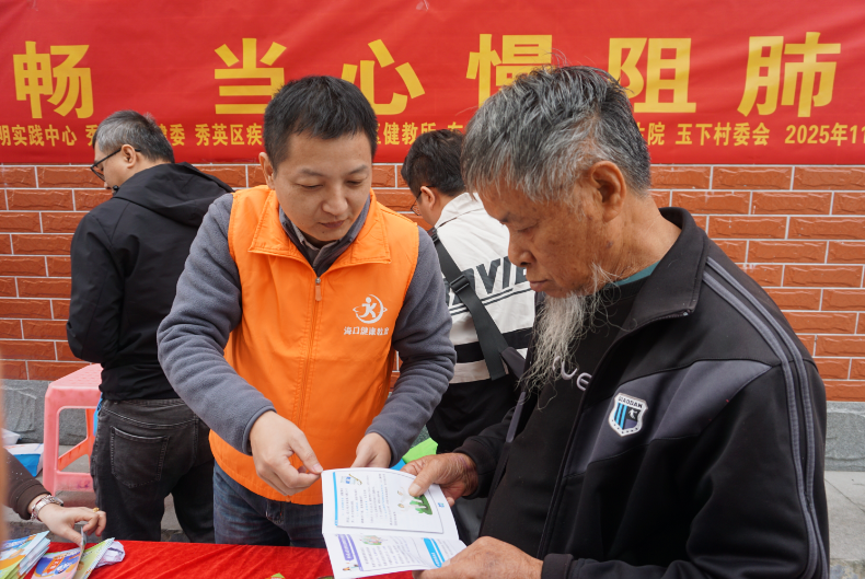 工作人员耐心为村民答疑解惑 工作人员耐心为村民答疑解惑